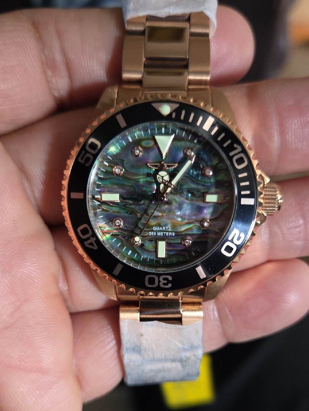 The Invicta 39427 is an elegant women's watch from the Pro Diver collection.